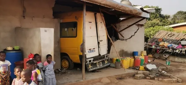 Accident à Dabakala : un camion de transport termine sa course dans une maison