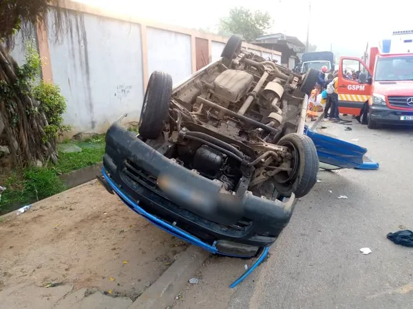 Accident à Dabakala ce 10 mai 2023: un mini car  termine sa course dans une école