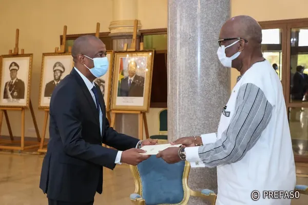 Lamine Ouattara, nouvel ambassadeur de Côte d’Ivoire au Burkina présent ses lettres de créance à Roch Kaboré