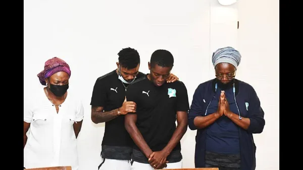 CAN 2021 : depuis le Cameroun, les Éléphants rendent un émouvant hommage au père de Max Gradel, vidéo