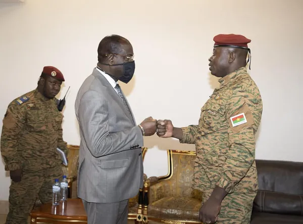 Burkina: la junte rétablit la Constitution