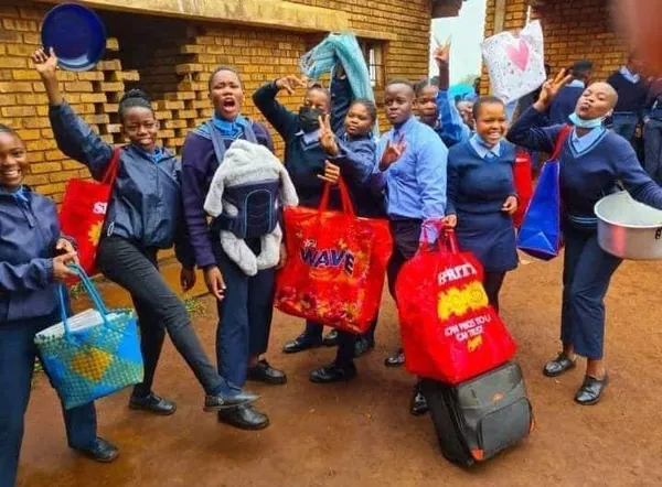 Le challenge « sac à dos à l’école », bat son plein en Afrique : des images inédites