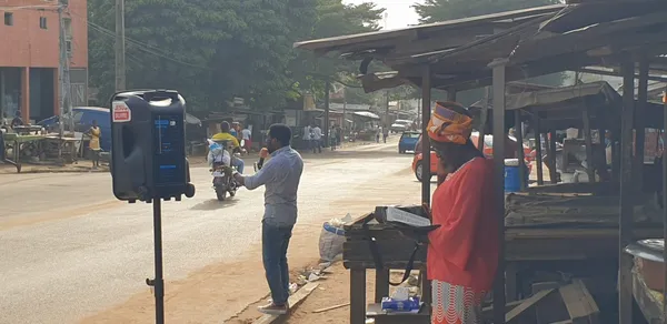 Un prêtre tacle certains chrétiens : « quand tu prends micro pour crier Alléluia dans les rues, il y a des gens qui travaillent et Dieu bénit »