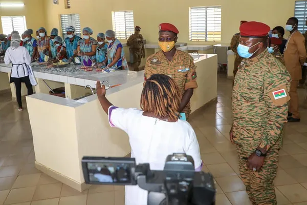 Burkina : le président Damiba aux côtés des blessés de guerre du terrorisme et des veuves
