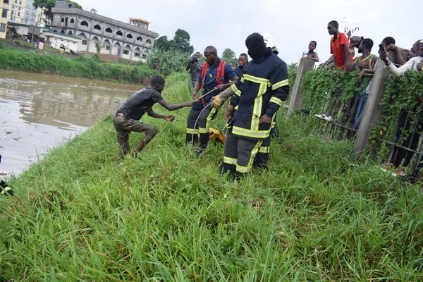 Saint-Valentin à Abidjan : un homme tombe dans un caniveau