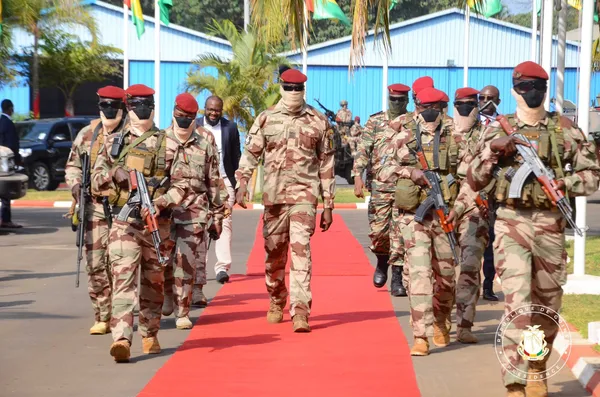 Transition en Guinée: la CEDEAO menace Conakry de « lourdes sanctions », « c’est non négociable »