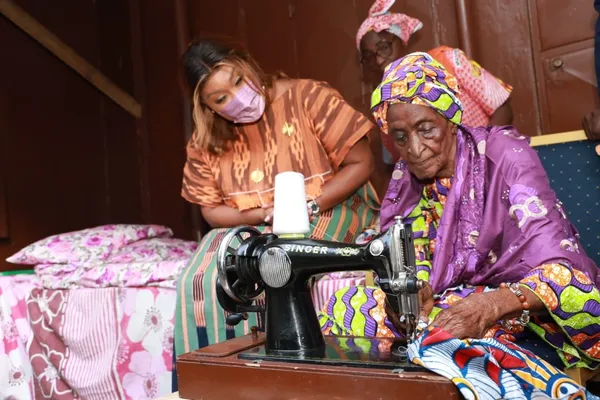 Côte d’Ivoire : la ministre Myss Belmonde Dogo s’essaie à la couture, en images