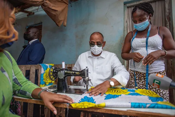 Patrick Achi se met à la couture à Yakro: des images