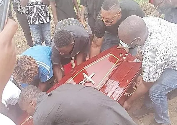 Inhumation de Bb Carla: en image, Tina Glamour craque, « je perds deux enfants en l’espace de deux ans »