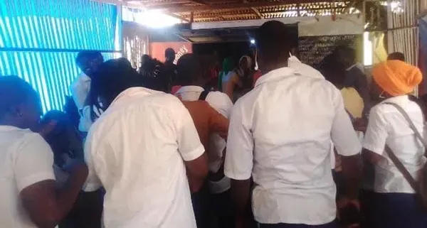 Collège moderne de Gomon : un élève de 4ème porte main à son éducatrice en grossesse