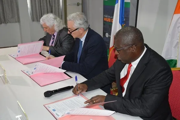 Projet « Hub franco-ivoirien pour l’éducation » : signature de convention entre l’ESATIC d’Abidjan et l’ESTIA de France