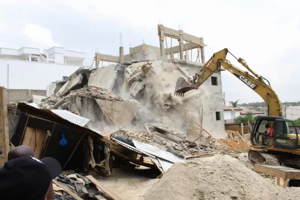 Côte d’Ivoire : un immeuble R+2 sans permis de construire démoli à Bingerville