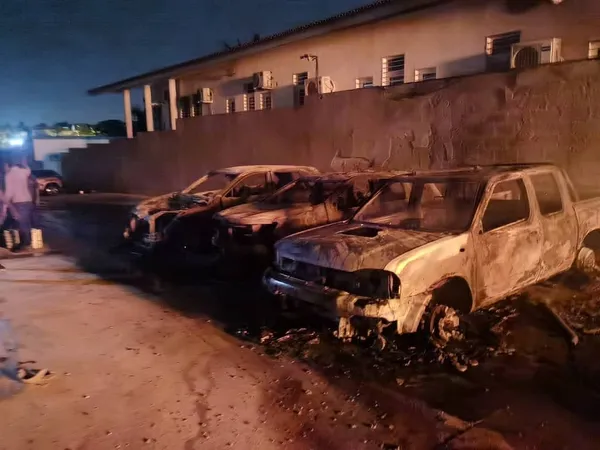 Incendie Riviera Attoban : plusieurs voitures partent en fumée