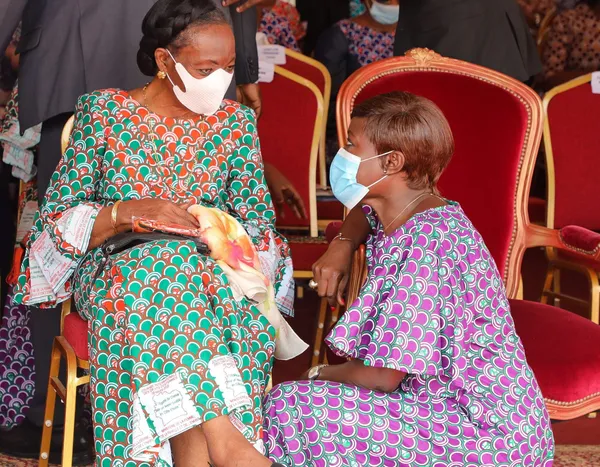 Mariatou Koné au pied de son aînée Henriette Diabaté: une image appréciée et commentée par les Ivoiriens