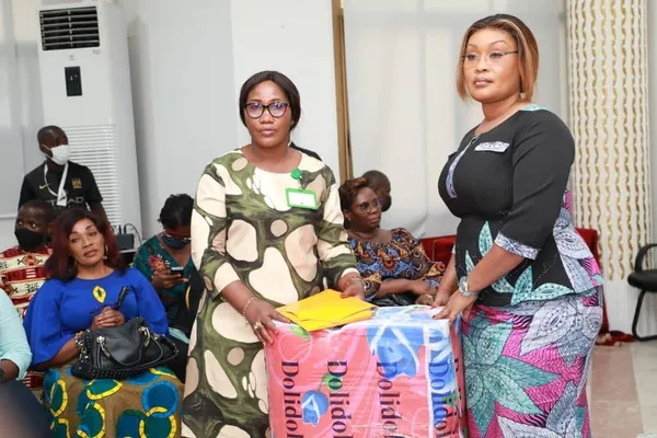 Effondrement d’immeuble à Cocody-Angré : la ministre Myss Belmonde Dogo fait un don de plus de 15 millions de FCFA aux victimes