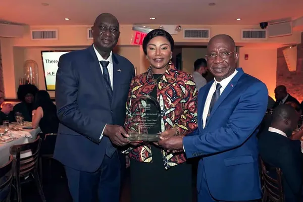 Nassénéba Touré reçoit l’Awards du leadership politique et des relations avec le service public à New York