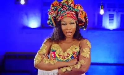 La “jalouse ” de Vitale ignorée, la chanteuse appelle au secours