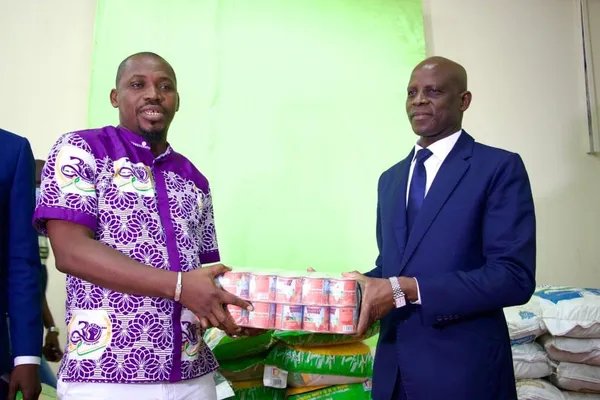 Côte d’Ivoire : le ministre Adama Diawara fait don de vivres et non vivres à la FESCI