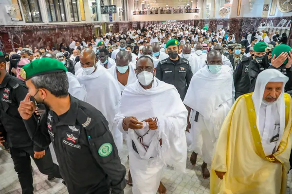 Mecque: cris déchirants d’une Malienne à Macky Sall au pied de la Kaaba: « levez les sanctions contre le Mali. Nous avons faim », vidéo