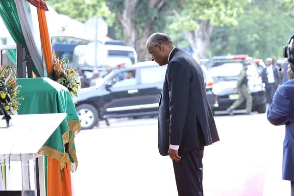 Côte d’Ivoire : Patrick Achi accompagne sa mère à sa dernière demeure