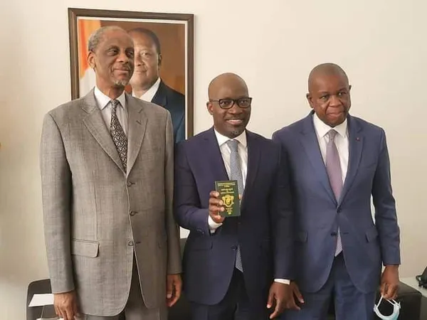 Charles Blé Goudé a enfin son passeport: des images de la remise du document