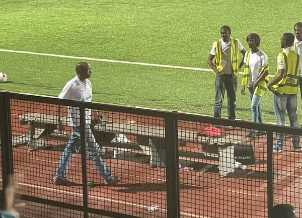 Ligue 1 ivoirienne : quand des supporters de LYS allié de Drogba forcent leur président à demander pardon à genou