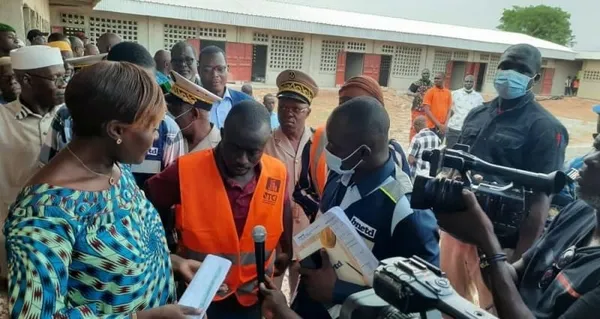 Construction collèges de proximité: Mariatou Koné en colère contre les entrepreneurs du projet, « je suis vraiment furieuse, c’est inadmissible »