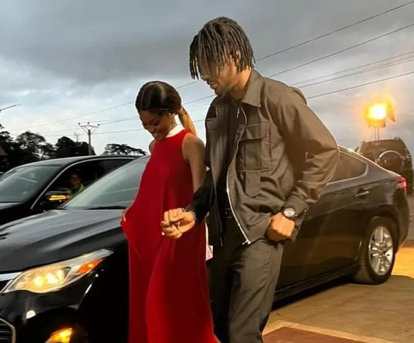 KS Bloom – Indira: y a-t-il love? Tenor vend la mèche