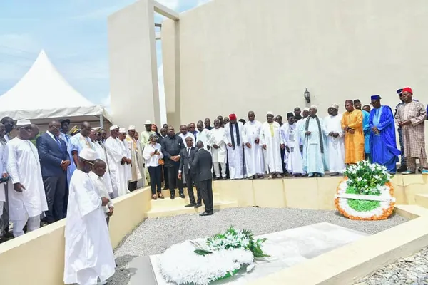 Adama Bictogo sur la tombe de son prédécesseur, Feu Amadou Soumahoro pour lui présenter sa victoire