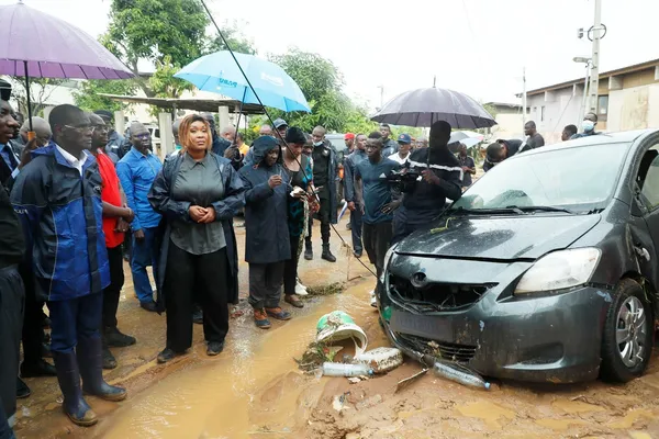 5 morts suite aux pluies diluviennes à Abidjan: des ministres sur le terrain