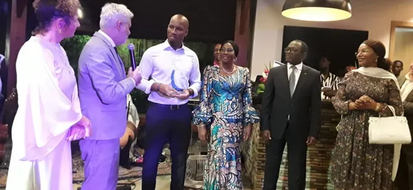L’ambassadeur d’Israël à Abidjan fait ses adieux à la Côte d’Ivoire en présence de Drogba et Yaya Touré