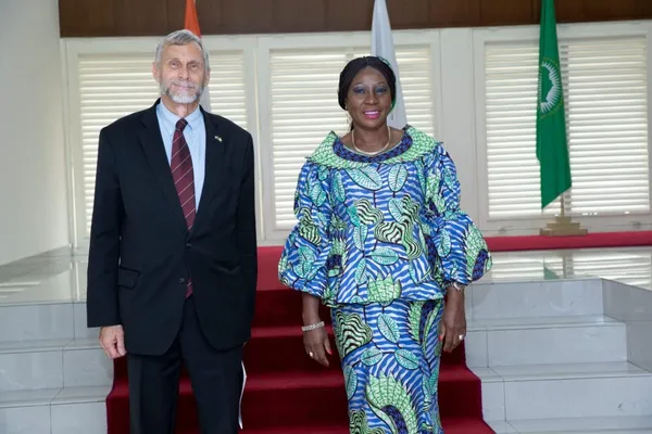Kandia Camara échange avec Richard Bell, Ambassadeur des États-Unis à Abidjan