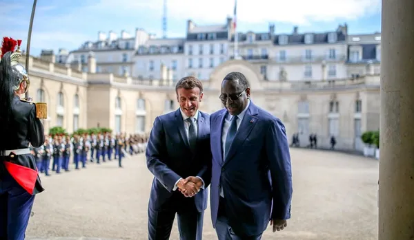 Face à Macky Sall à Paris, Macron insiste sur la nécessité de maintenir « la pression » sur le Mali