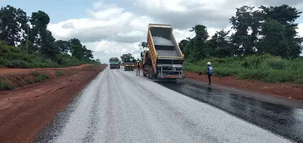 Aménagement et bitumage de l’axe Tiébissou – Sakassou – Béoumi : les travaux annoncent