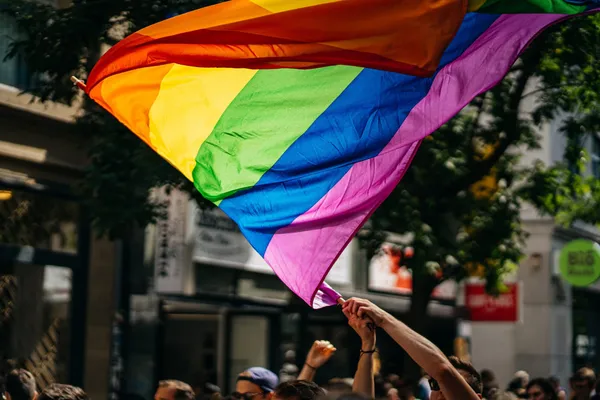 Drapeau Arc-en-ciel LGBT sur la grille de l’Ambassade des USA à Cocody: des catholiques disent non à ce « trafic d’influence »