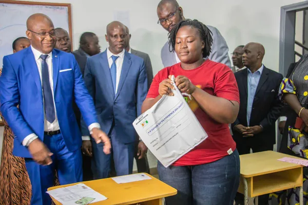 Adama Diawara, ministre ivoirien de l'Enseignement Supérieur et de la Recherche Scientifique porte lors du BTS 2023