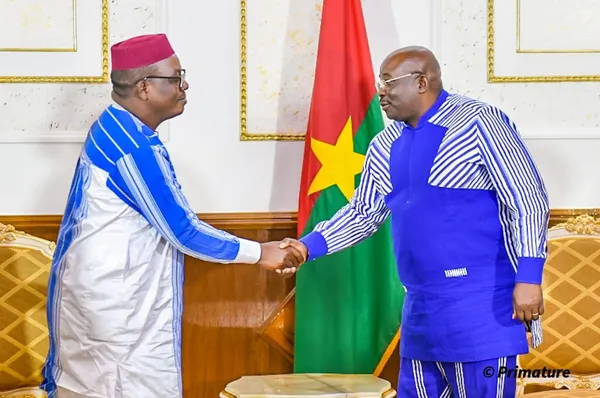 Coopération Burkina – Niger : le ministre nigérien de la Communication chez Albert Ouédraogo