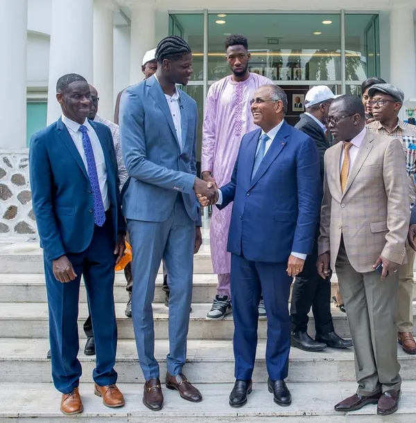 Mo Bamba pivot du Magic d’Orlando en NBA chez Patrick Achi: des images