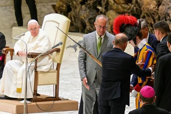 Vatican: un garde s’évanouit sous les yeux du pape
