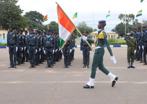 Côte d’Ivoire : la 11e promotion des officiers et sous-officiers des affaires maritimes et portuaires présentés au drapeau
