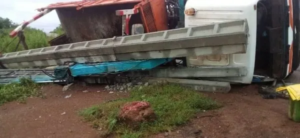 Accident à Tengréla: un dos d’âne villageois fait tomber un poids lourd