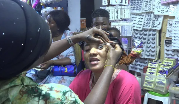 Business autour des cils artificiels à Abidjan: un regard qui tue