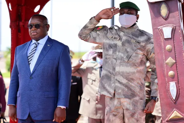 Mali : Julius Maada Bio, le président de Sierra Leone chez Assimi Goïta