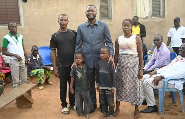 Le ministre Sidi Touré apporte un soutien à deux enfants d’une même famille souffrant de la hernie