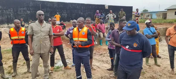 Abengourou : une fillette emportée par les eaux de ruissellement, le Préfet et le Maire sur le lieu du drame