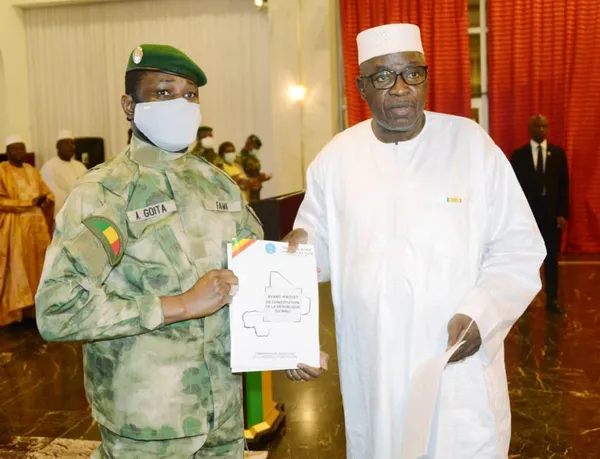Mali: l’avant-projet de Constitution remis à Assimi Goïta