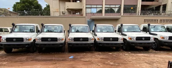 Burkina : le capitaine Ibrahim Traoré veut gagner la guerre contre les jihadistes, 42 véhicules « Pickups » à sa disposition