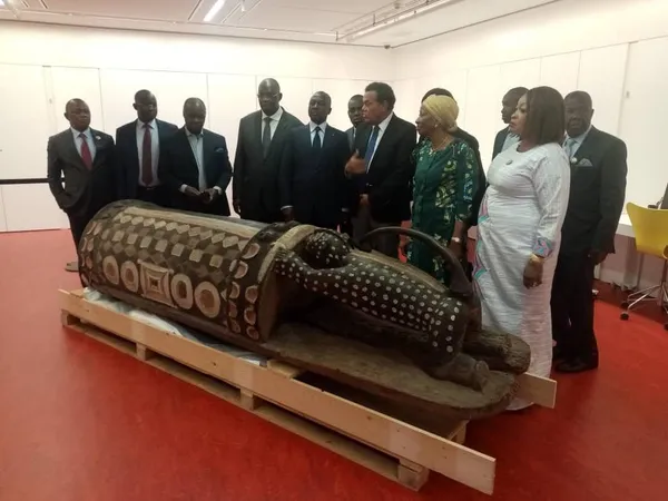 Djidji Ayôkwè: le tambour parleur du peuple Atchan sera bientôt restitué à la Côte d’Ivoire par la France