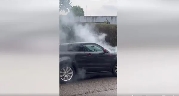 La voiture de Konnie Touré en feu
