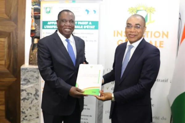 Audit dans l’administration publique : le ministre Adama Coulibaly remet des guides de contrôle et d’audit du PAGEF à l’Inspecteur Général d’Etat